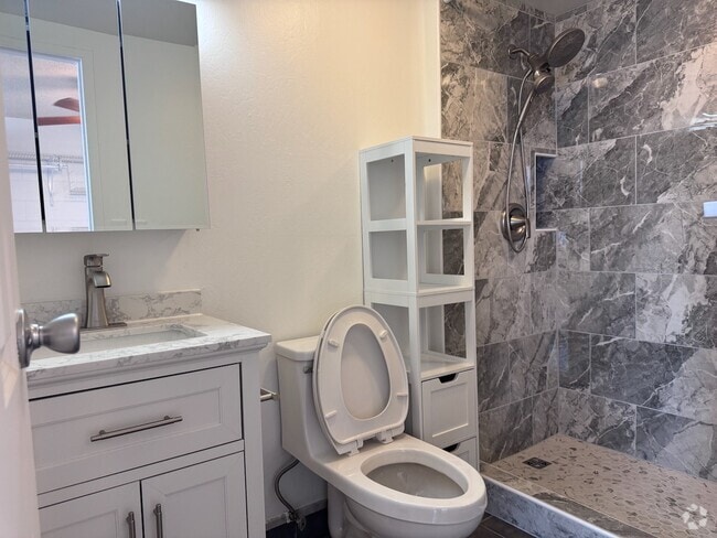 Building Photo - Studio in Liliha - Down the road from Lili... Rental