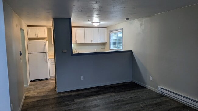 Unit 3-7 Main Room - 1492 Main St Rental
