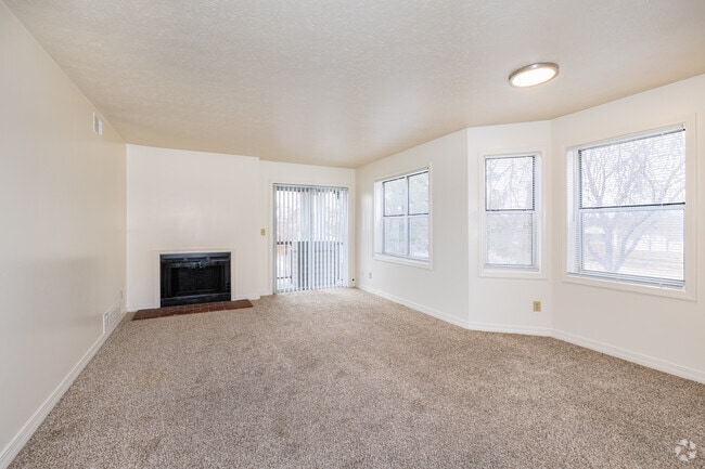 1BR, 1BA - 765SF - Living Room