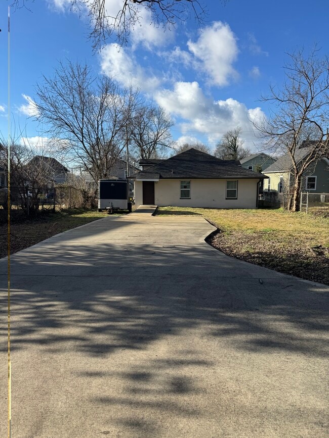 Photo - 1615 Dora St