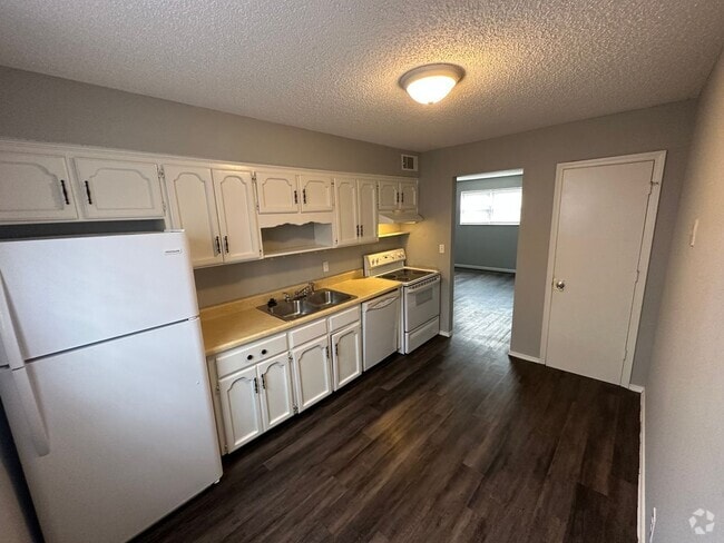 Building Photo - 2 bedoom 1 bath Unit N 1 Rental