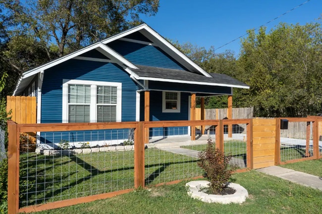 Building Photo - 215 Blue Bonnet St Rental