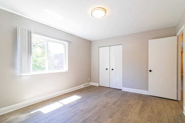 Photo - Shady Cove Apartments