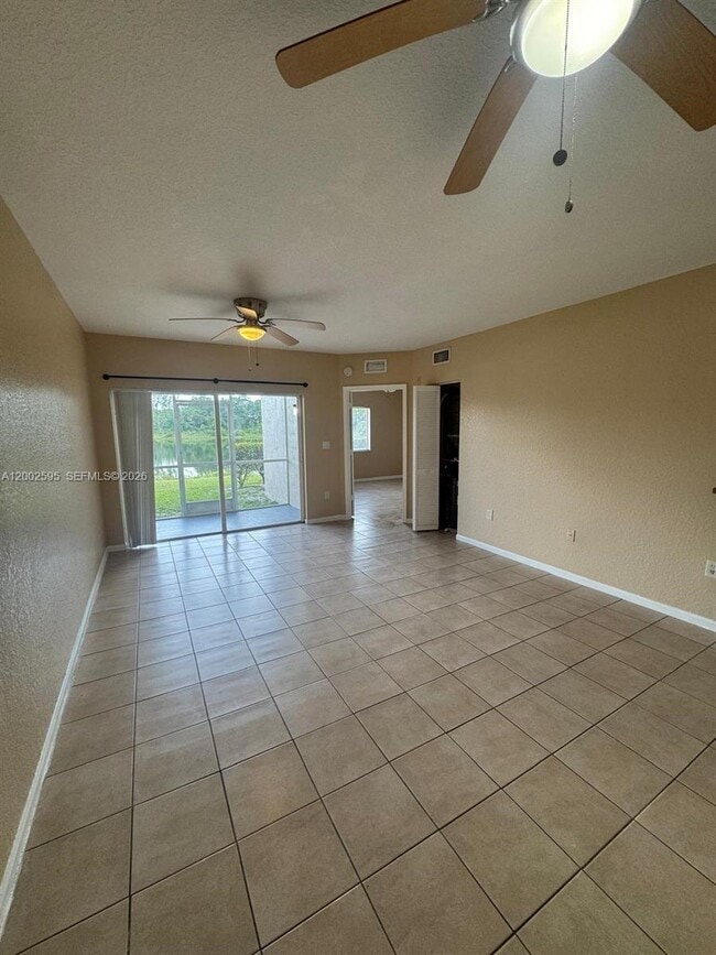 Photo - 1133 Golden Lakes Blvd Unidad 813
