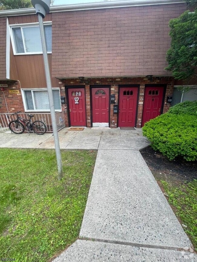 Building Photo - 15 Broad St Unit D Rental