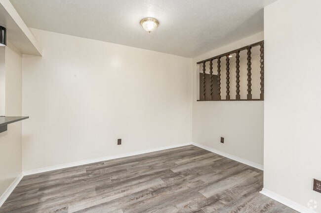 1BR, 1BA - 700SF - Dining Area