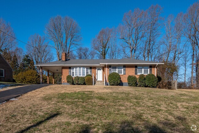 Building Photo - 4 Bedroom Home in Lynchburg