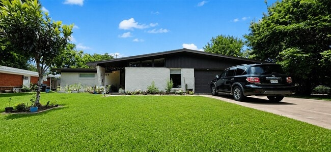Building Photo - 1139 Mainland Dr