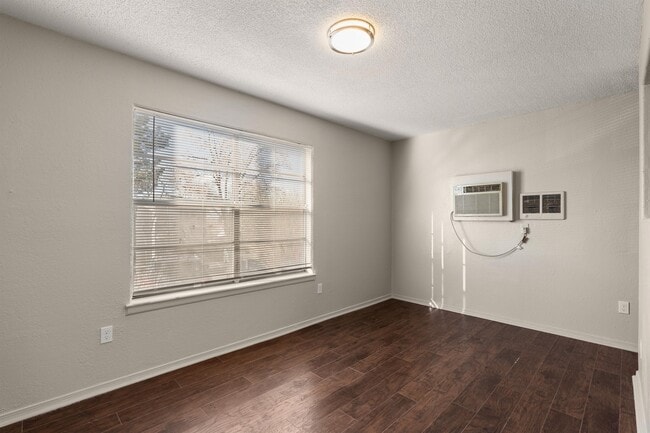 Photo - 2800 Vail Ave SE