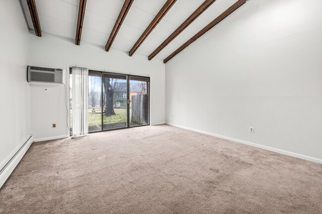 Building Photo - 341 Oak St Unit 27 Rental