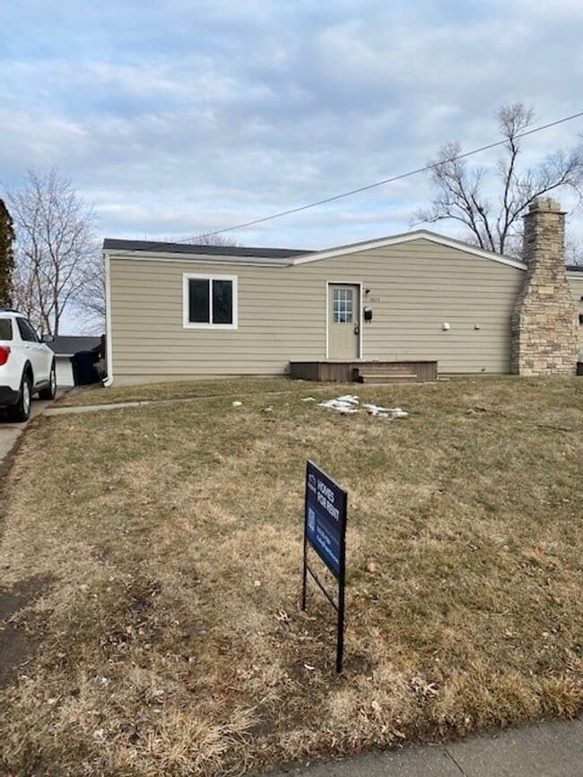 Photo - 2 Bedroom, Townhomes for rent in Urbandale, IA Unit 3803 67th St