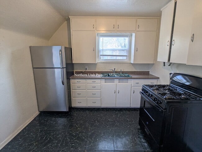 Photo - Upper Unit 2 Bed 1 Bath Unidad Up