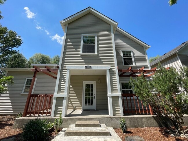 Photo - SE Home 3Bd/2.5Ba Home Close to the Willamette River off McLoughlin Blvd. 2 Car Garage and Washer...