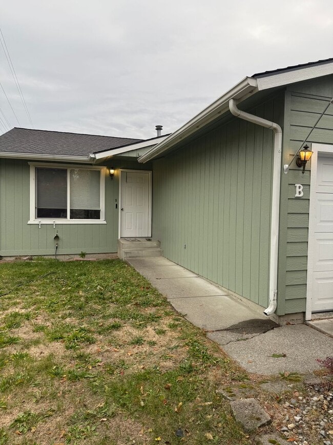 Building Photo - 2 bed 1 bath Duplex (corner lot)