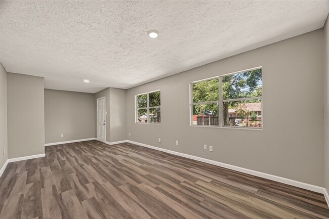 1089 Conklin St