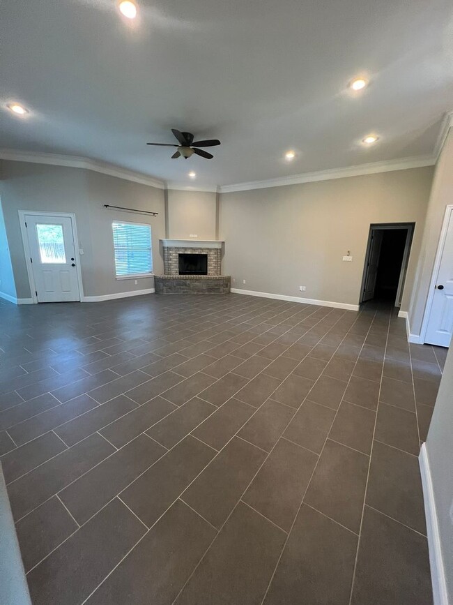 Photo - Spacious Family Room Great Location