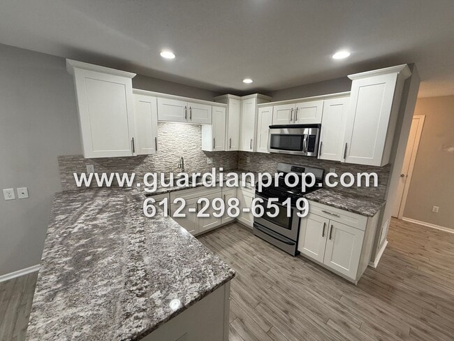 Building Photo - End Unit Townhouse on Secluded Drive Available Now, Updated Kitchen & Baths, Large Primary Suite