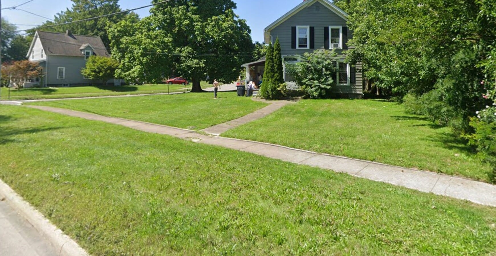 Photo - 736 W River Rd N