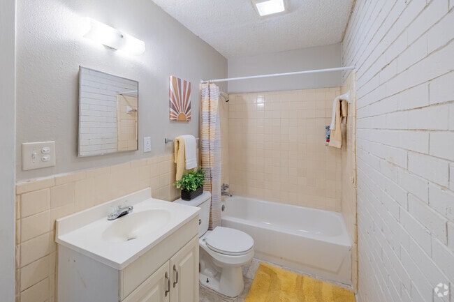 2BR, 1BA - 850SF - Bathroom