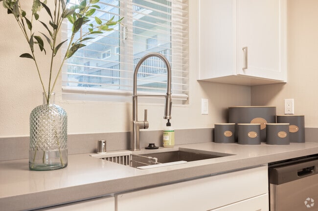 1HAB, 1BA - 640 ft² - The Edge on the Boulevard