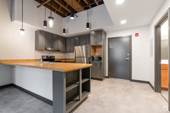 1BR, 1BA - 745SF - Kitchen - Painters Row