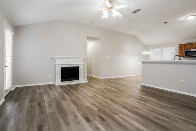 1104 Driftwood Ln
