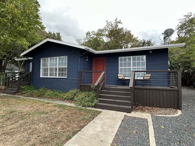 Building Photo - Fully Renovated 1x1 in amazing location!