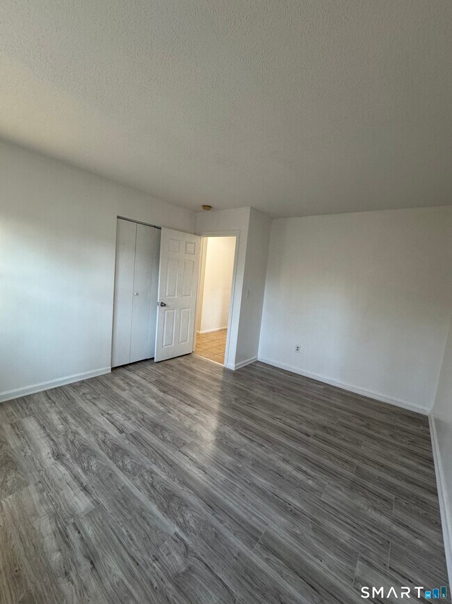 Photo - 18 W Hills Rd