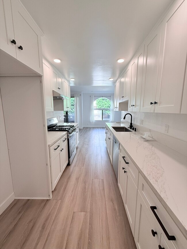 Kitchen - 14572 Dickens St Unit 105