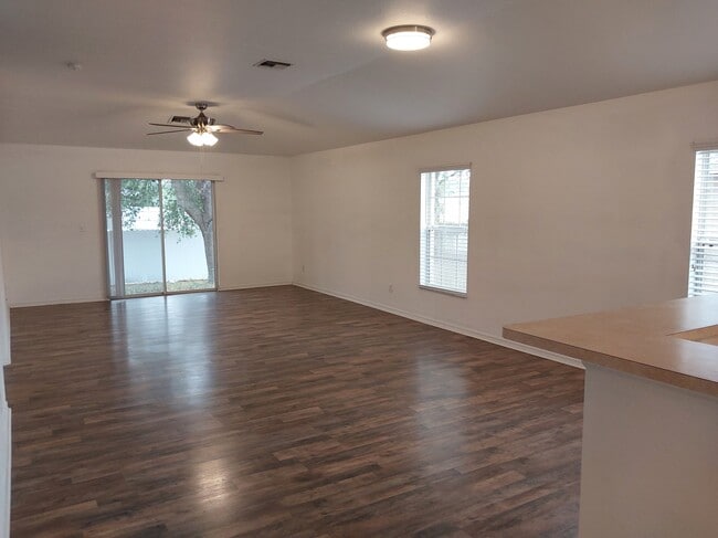 Photo - 557 Windermere Dr