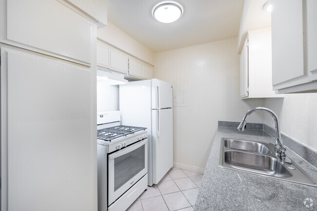 Studio - 580SF - Kitchen