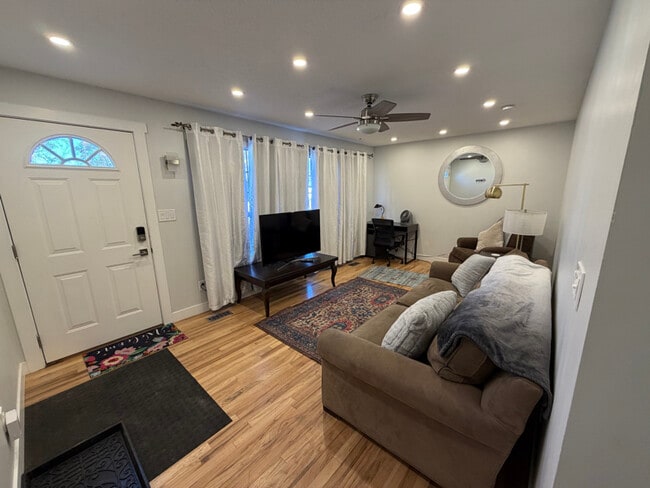 Photo - 2011 W Bedford St