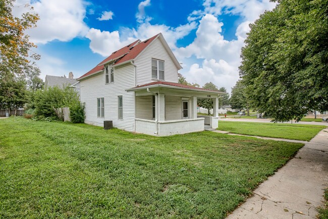 4 Bedroom Home Available NOW Near UNL Campus! - 4 Bedroom Home Available NOW Near UNL Campus!