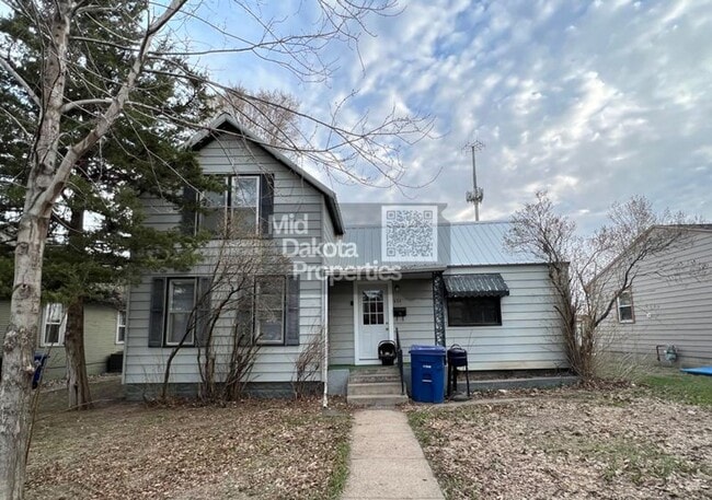 Building Photo - 414 E 7th-4 Bedroom Home