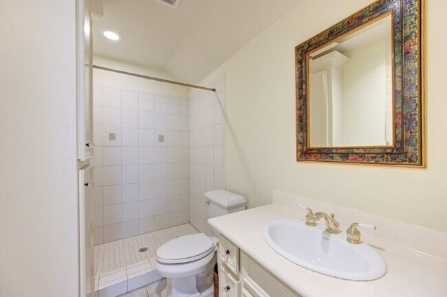 Photo - 122 Vieux Carre Dr