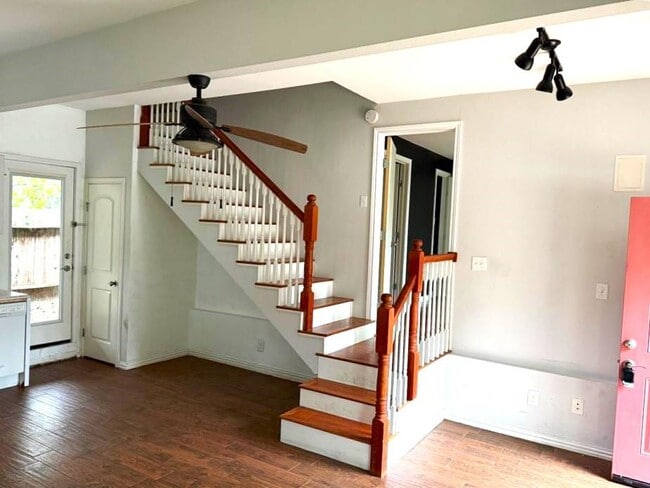 Building Photo - 1402 W 40th St