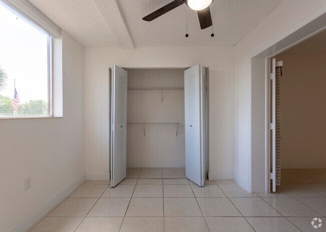3 BDR / 2 BA - 1,295 Sq Ft