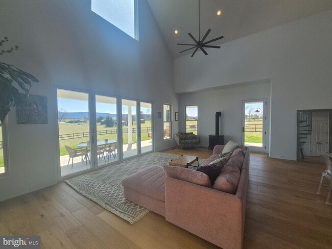 Photo - 330 Majestic Ln