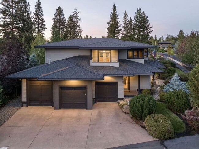 Photo - 19062 Mount McLoughlin Ln