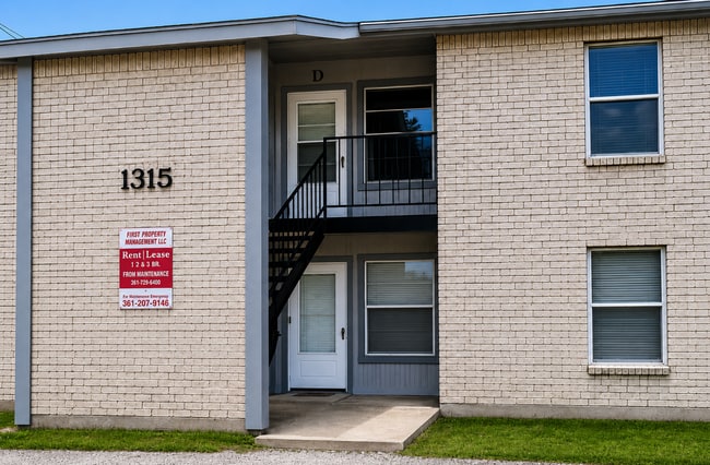 Building Photo - 1315 Quail Cir Unit C