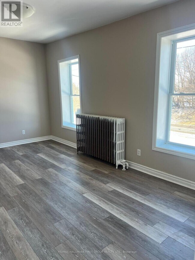 Photo - 730 Simcoe St S Unit 4