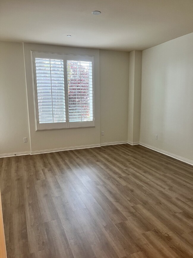 Building Photo - "Coastal Living Awaits: Spacious 2BR Condo...