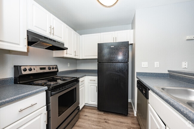 2BR, 2BA - 850SF - Kitchen