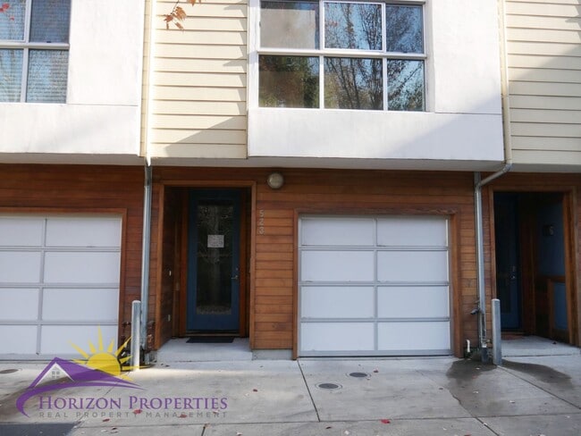 Building Photo - Modern Bright Three-story 3 Bed 2 Bath 1,400 Sqft Mansion Flats Designer Condo