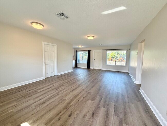 Photo - 1615 Crest Dr