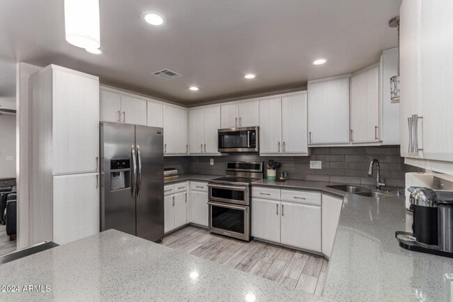 Building Photo - AMAZING ASU HOUSE IN GREAT STUDENT AREA