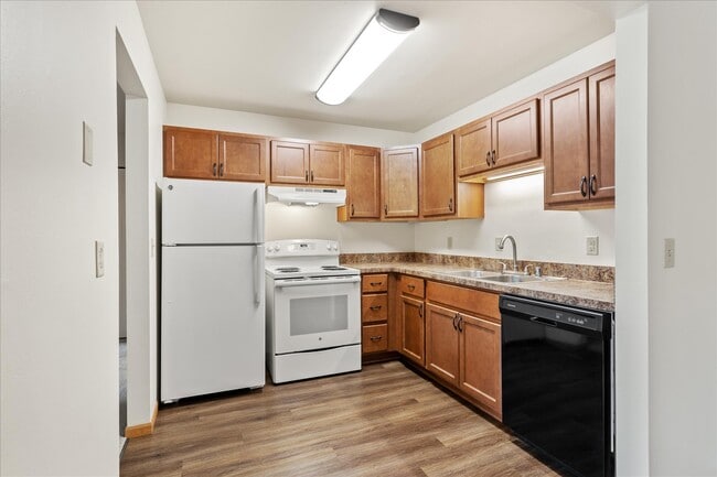 Spacious Kitchen - Apple Valley Associates LLC