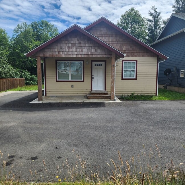 Building Photo - 3 Bedroom House Available in Quiet Astoria...