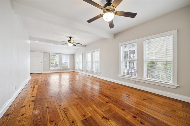 Photo - 409 Pecore St