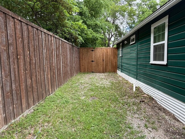Photo - 209 E Graham St